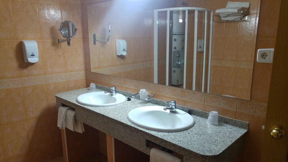 Hotel Cabanas Puertollano Zewnętrze zdjęcie